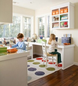 Písací stôl je miesto, kde vaše dieťa tvorí, maľuje aj píše úlohy